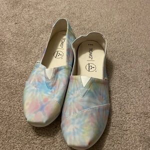Toms- tie dye shoes